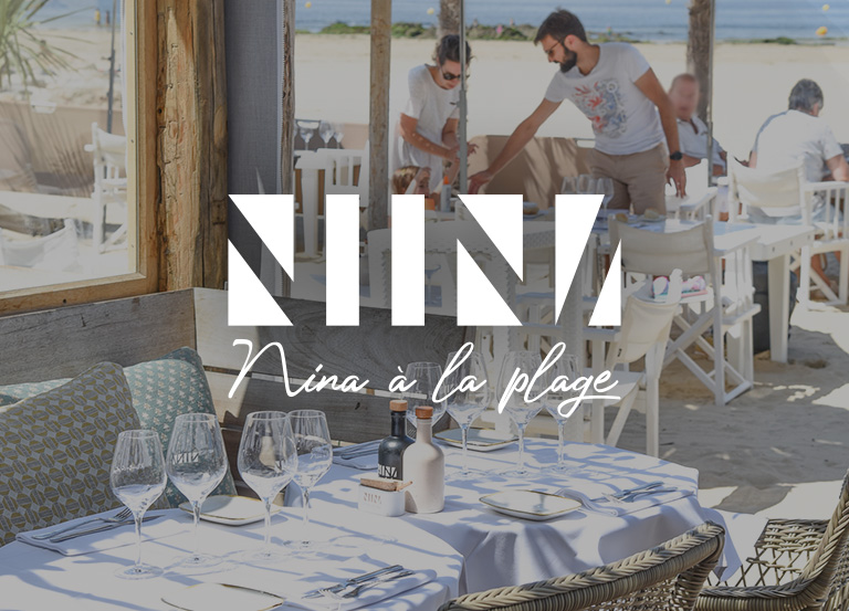 nina a la plage